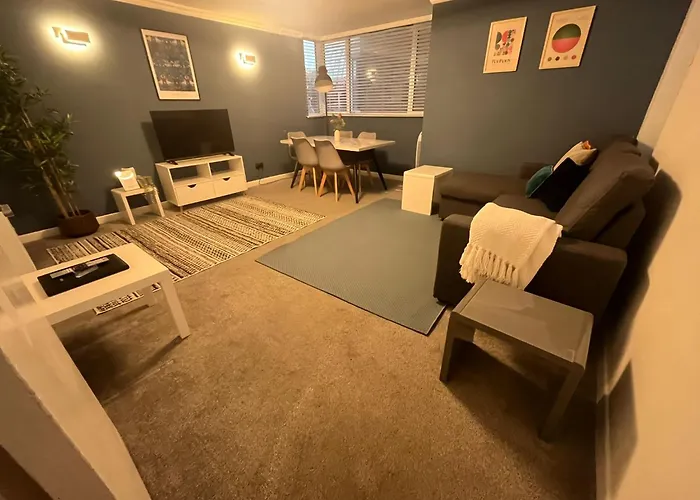 Majestic Modern Mews Apartment Pass The Keys
